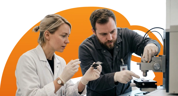 Naukowcy Technolutions przy pracy w laboratorium